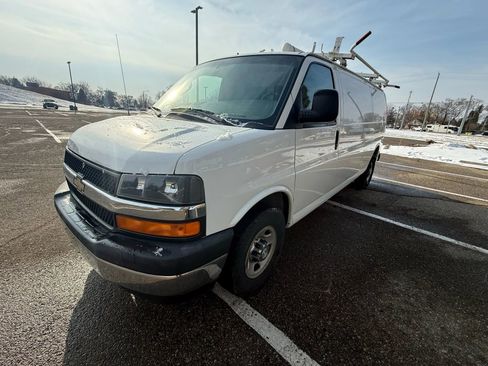 Used 2017 Chevrolet Express 3500 Extended image 3