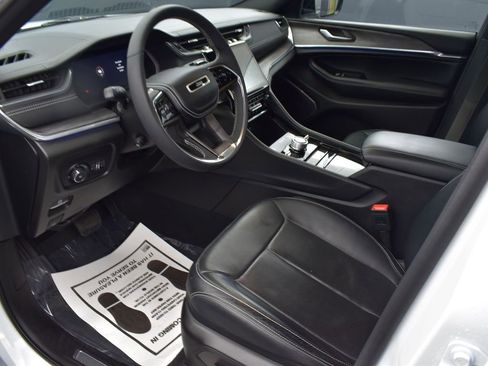 Used 2023 Jeep Grand Cherokee Overland AWD/4WD image 12