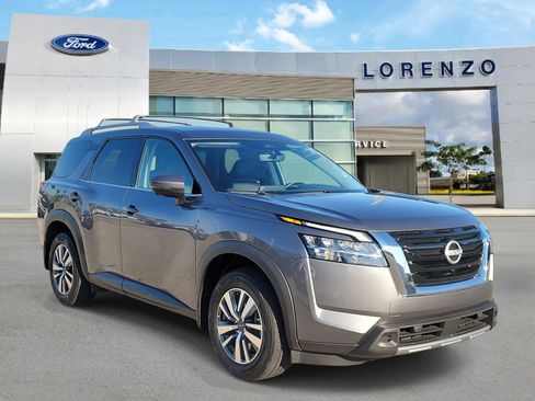 Used 2024 Nissan Pathfinder SL image 3