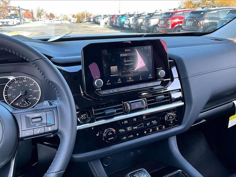 New 2025 Nissan Pathfinder SV image 6