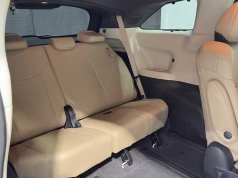Used 2021 Toyota Sienna Limited FWD image 18