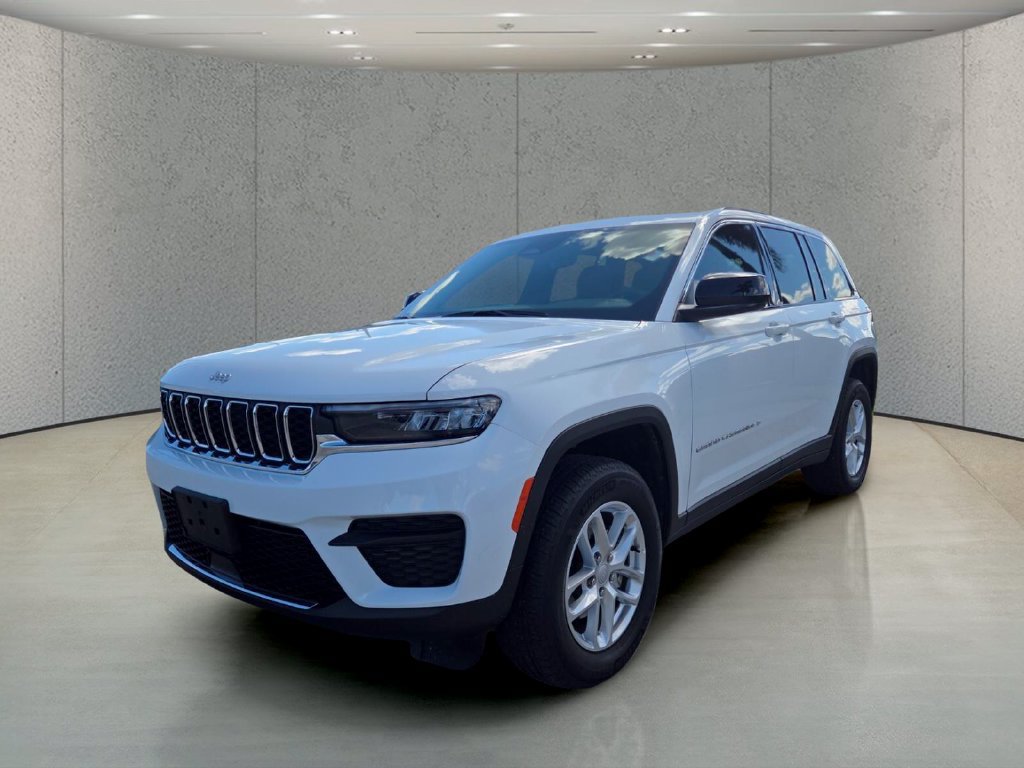 Used 2025 Jeep Grand Cherokee Laredo RWD image 12