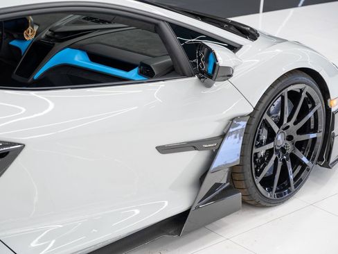 Used 2025 Lamborghini Revuelto image 14