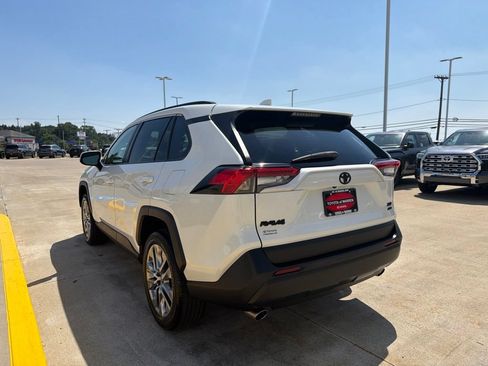 Used 2022 Toyota RAV4 XLE Premium AWD/4WD image 7
