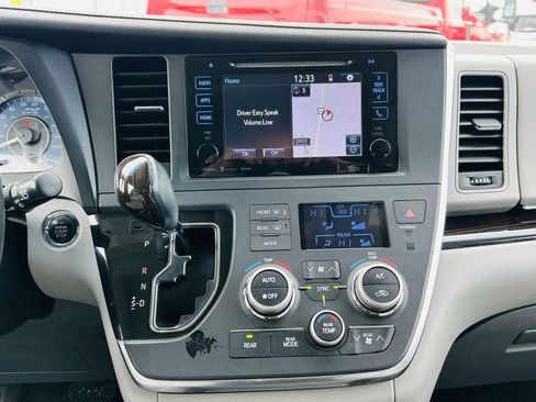 Used 2016 Toyota Sienna XLE Premium image 19