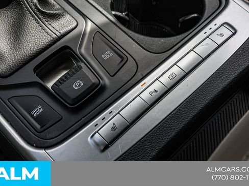 Used 2025 Kia Carnival FWD image 36