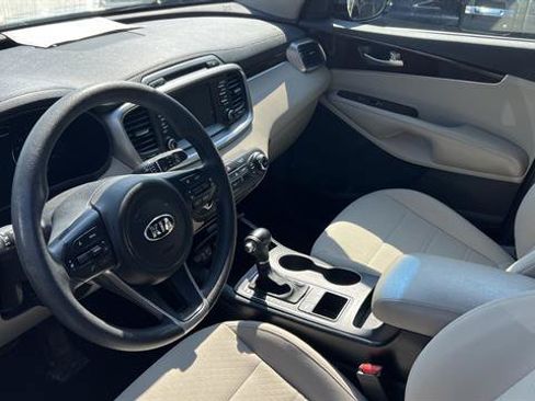 Used 2018 Kia Sorento FWD image 2