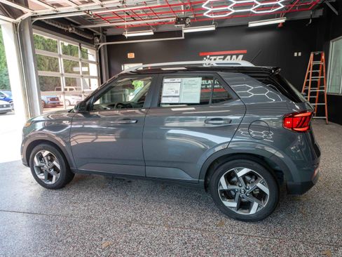 Used 2024 Hyundai Venue Limited FWD image 2