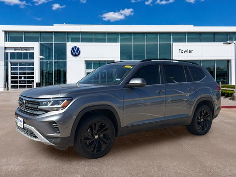 Used 2023 Volkswagen Atlas SE w/ Panoramic Sunroof Package FWD image 3