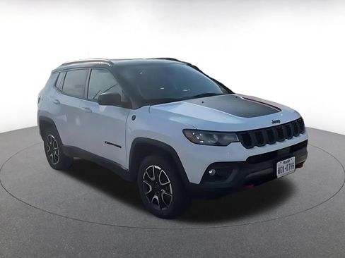 Used 2025 Jeep Compass Trailhawk AWD/4WD image 2