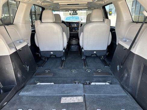 Used 2017 Toyota Sienna Limited Premium w/ Advanced Technology Package FWD image 17
