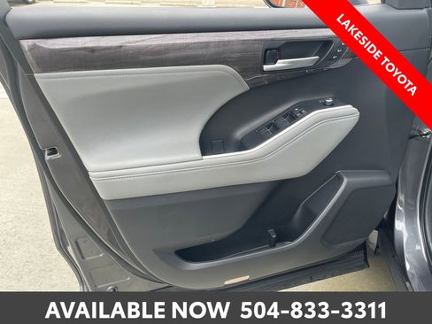 Used 2023 Toyota Highlander Limited FWD image 25