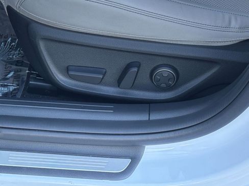 Used 2025 Genesis G70 2.5T image 23