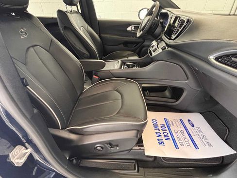 Used 2025 Chrysler Pacifica Limited AWD/4WD image 16