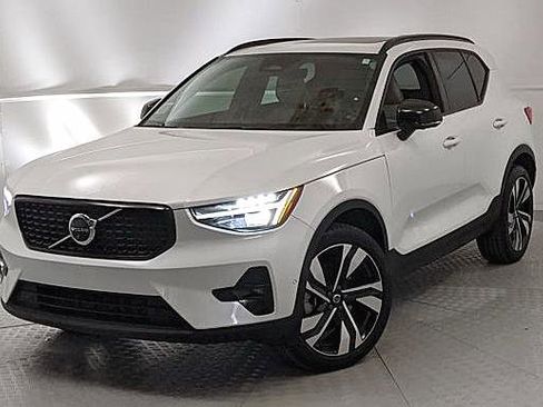 Used 2023 Volvo XC40 B5 Ultimate w/ Climate Package image 6