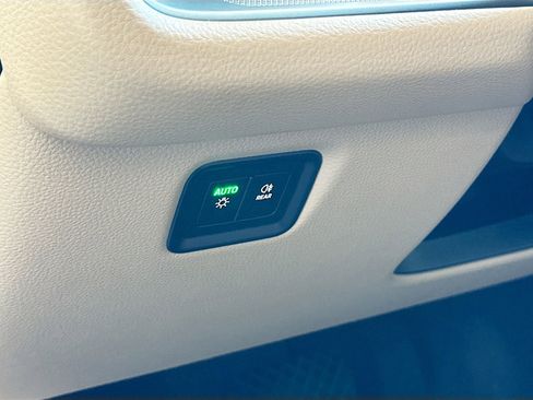 Used 2025 Porsche Cayenne Coupe image 10