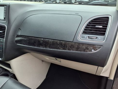 Used 2015 Chrysler Town & Country Touring-L w/ Driver Convenience Group FWD image 26