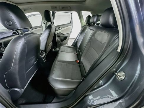 Used 2022 Volkswagen Taos SE w/ Panoramic Sunroof Package FWD image 13