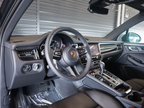 Used 2026 Porsche Macan AWD/4WD image 4