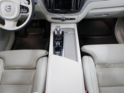 Certified 2023 Volvo XC60 B5 Ultimate w/ Climate Package image 16