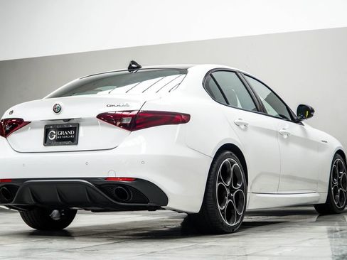 Used 2023 Alfa Romeo Giulia Veloce RWD image 15