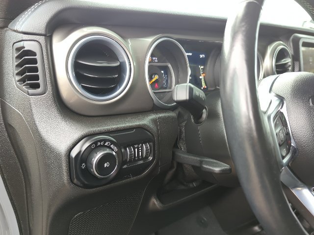 Used 2018 Jeep Wrangler Unlimited Sahara AWD/4WD image 13