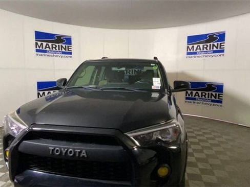 Used 2019 Toyota 4Runner SR5 w/ Phone Cable & Charge Package image 5