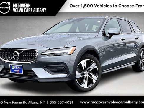 Used 2020 Volvo V60 T5 Cross Country image 1