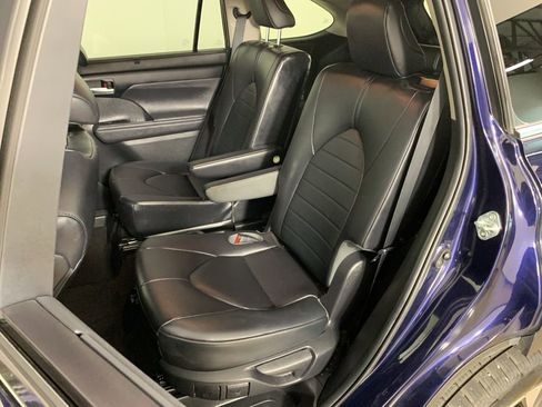Used 2023 Toyota Highlander XLE AWD/4WD image 32