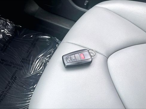 Used 2023 Toyota Highlander XLE AWD/4WD image 15