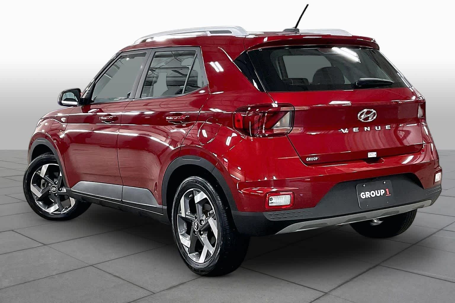 Used 2024 Hyundai Venue Limited FWD image 12