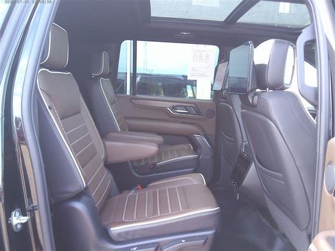 Used 2025 GMC Yukon XL Denali Ultimate AWD/4WD image 11