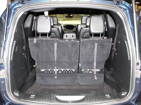 Used 2025 Chrysler Pacifica Limited image 40