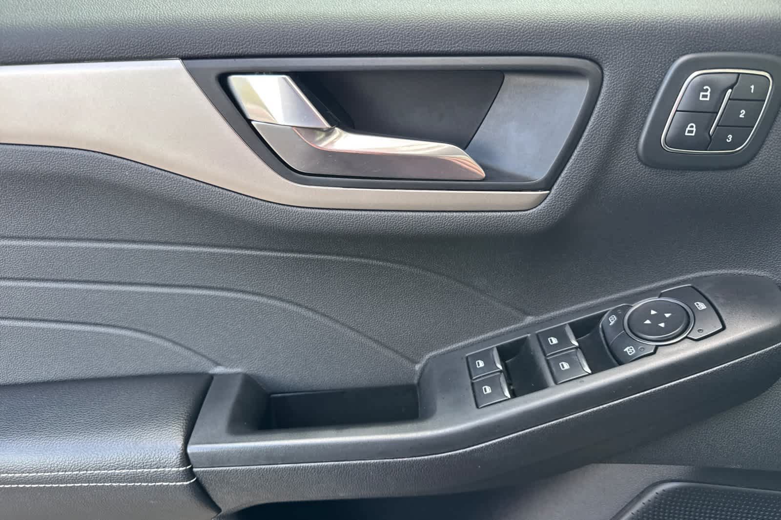 Used 2022 Ford Escape SEL w/ Technology Package FWD image 12