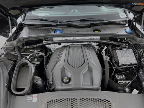 Certified 2025 Porsche Macan AWD/4WD image 32