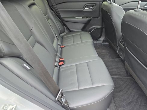 Used 2024 Nissan Rogue SV w/ SV Premium Package image 18