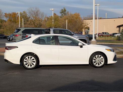 Used 2022 Toyota Camry LE image 9