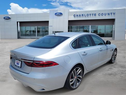 Used 2022 Jaguar XF SE RWD image 4