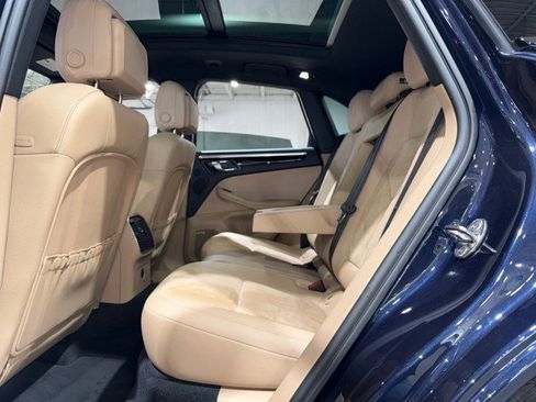 Used 2021 Porsche Macan w/ Premium Package image 58