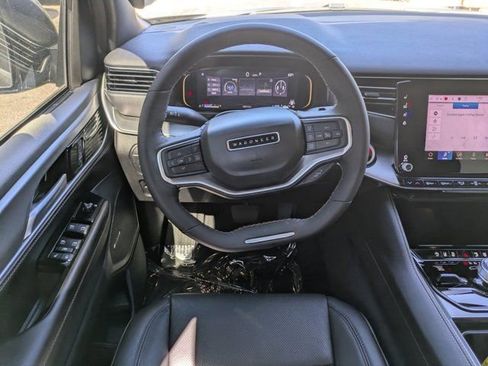 Used 2025 Jeep Wagoneer L Series II image 14