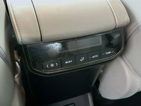 Used 2020 Toyota Highlander XLE FWD image 28