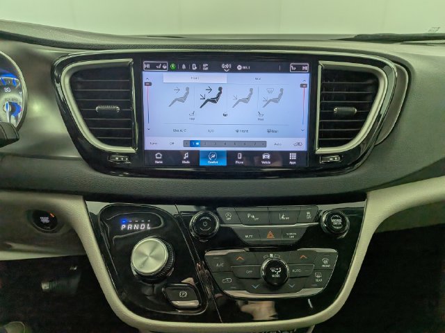 Used 2023 Chrysler Pacifica Touring-L FWD image 20