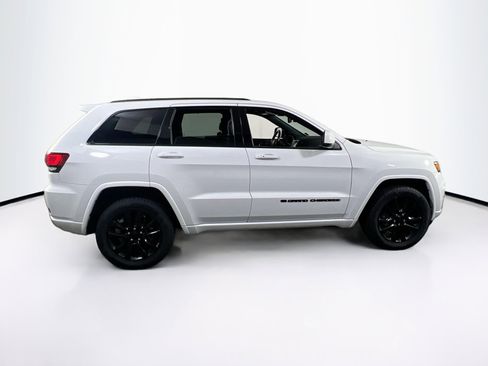 Used 2022 Jeep Grand Cherokee Laredo X image 4