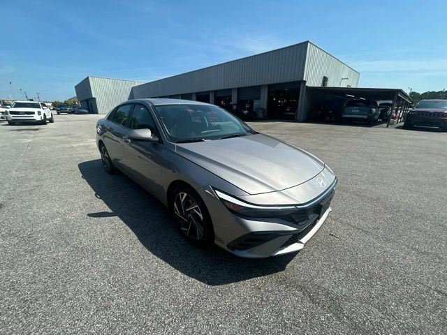 Used 2025 Hyundai Elantra SEL FWD image 1