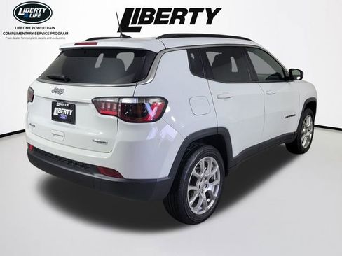 Used 2023 Jeep Compass Latitude image 3