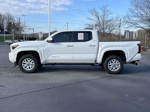 Used 2025 Toyota Tacoma SR5 image 2
