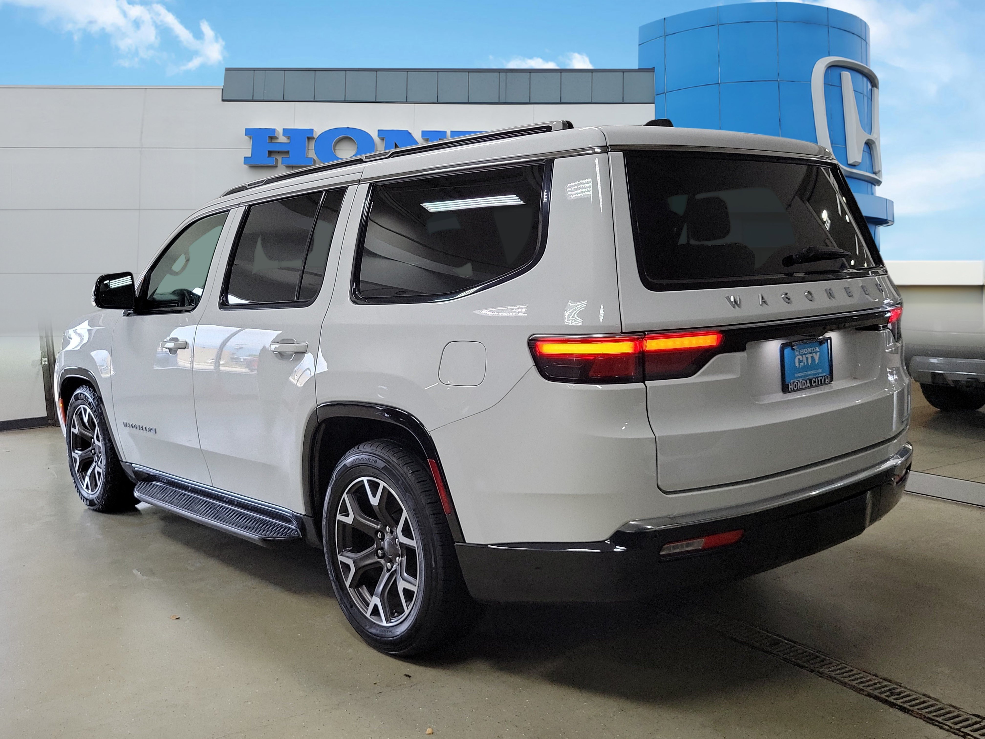 Used 2024 Jeep Wagoneer Series III AWD/4WD image 4