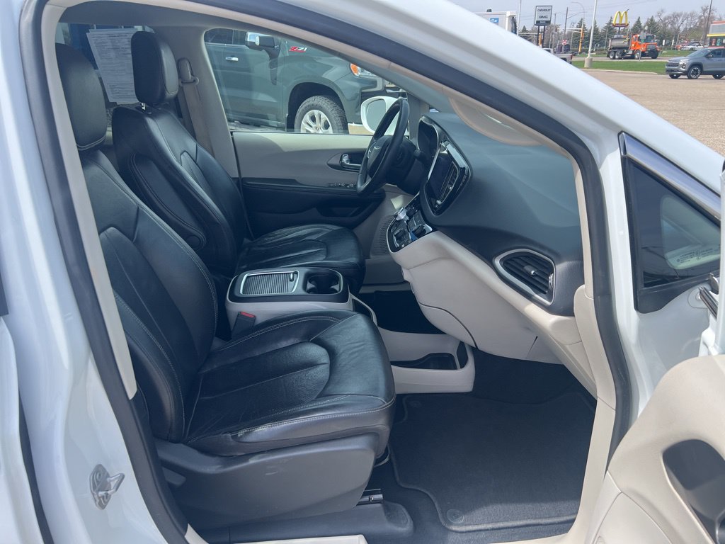 Used 2022 Chrysler Pacifica Touring-L FWD image 11