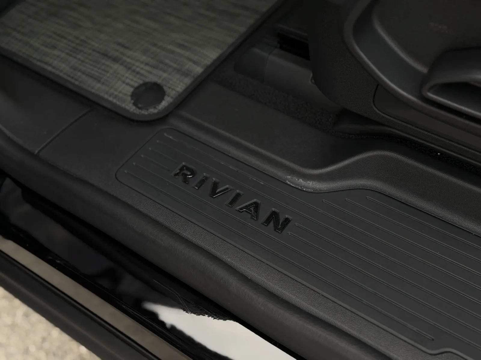 Used 2025 Rivian R1S Adventure Dual AWD/4WD image 42