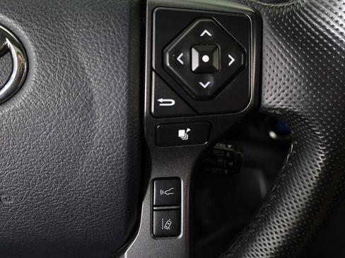 Used 2018 Toyota Tacoma TRD Sport AWD/4WD image 43